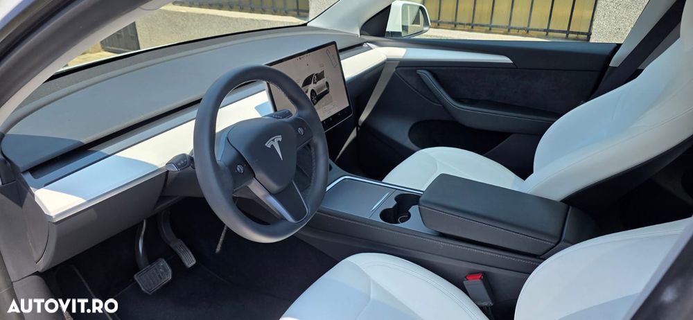 Tesla Model Y Long Range AWD Premium - 4