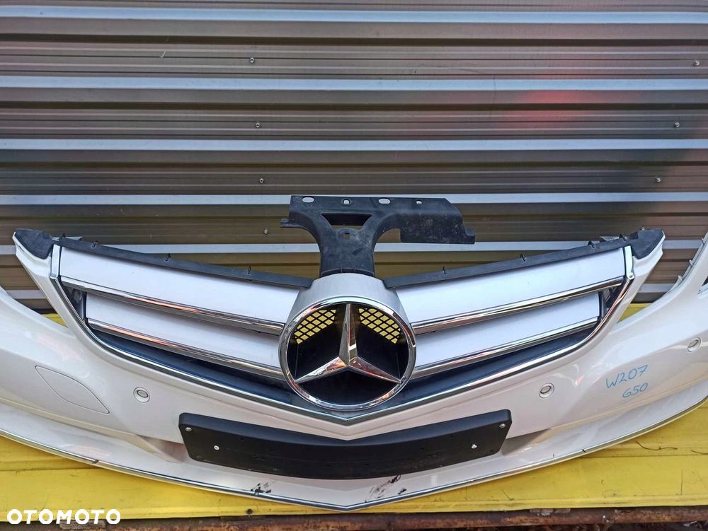 MERCEDES W207 ZDERZAK PRZÓD KOMPLETNY 650 - 4