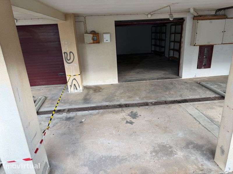 Arrenda-se garage com estacionamento - Grande imagem: 3/4