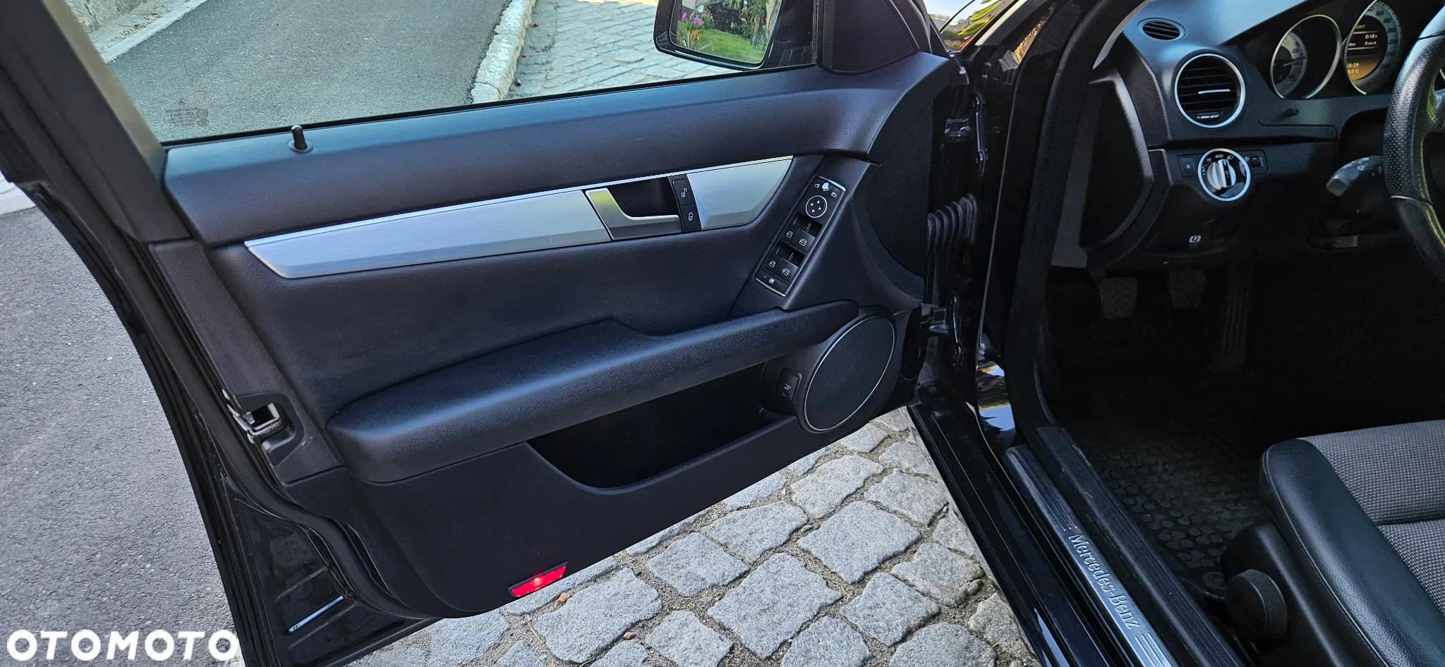 Mercedes-Benz Klasa C 180 CGI BlueEff Avantgarde - 12