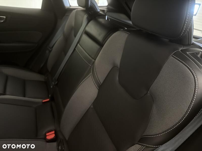 Volvo XC 60 B4 B R-Design - 19