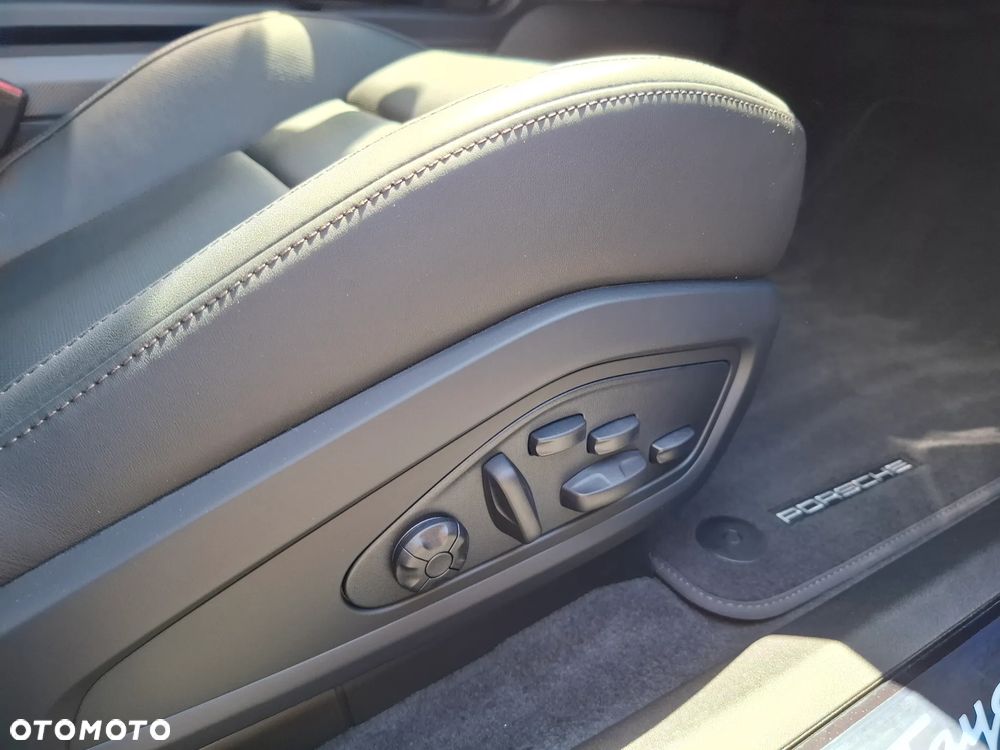 Porsche Taycan 105kWh Turbo S - 26