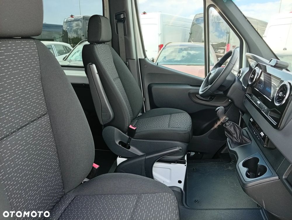 Mercedes-Benz Sprinter - 13