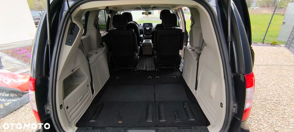 Chrysler Town & Country - 26