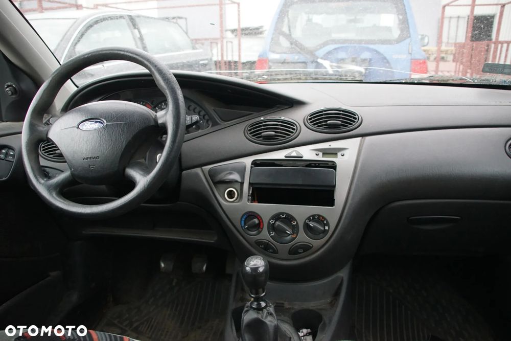 Auto na części - Ford Focus MK1 Lift 1.8 TDCI 101 KM FFDA 2S4R-7002-PB Deep Navy 2004R Silnik Skrzynia Drzwi Maska Błotnik Klapa Zderzak Lampa Lusterko Klamka Szyba Deska Kokpit Sterownik Moduł Czujnik Licznik Panel Kierownica - 17