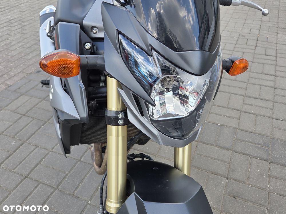 Suzuki GSR - 25