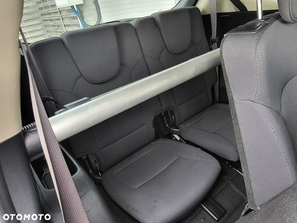 Kia Carens - 8