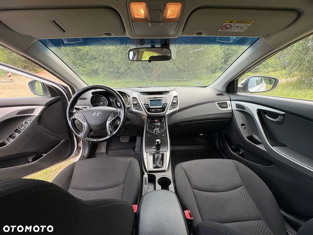 Hyundai Elantra - 12