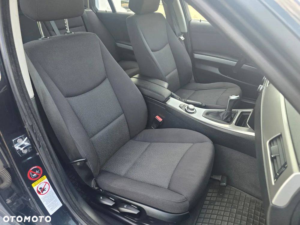 BMW Seria 3 318i Touring - 10