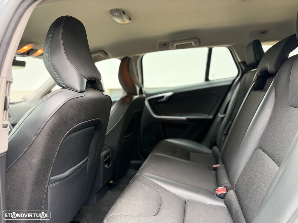 Volvo V60 2.4 D6 R-Design Mom.AWD Phev - 20