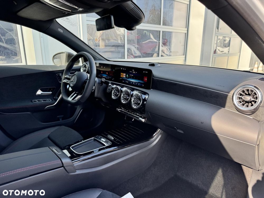 Mercedes-Benz Klasa A AMG 35 4Matic AMG Speedshift DCT 7G - 18