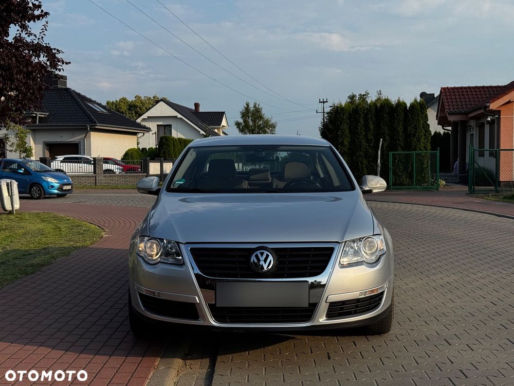 Volkswagen Passat 1.6 FSI Highline - 2