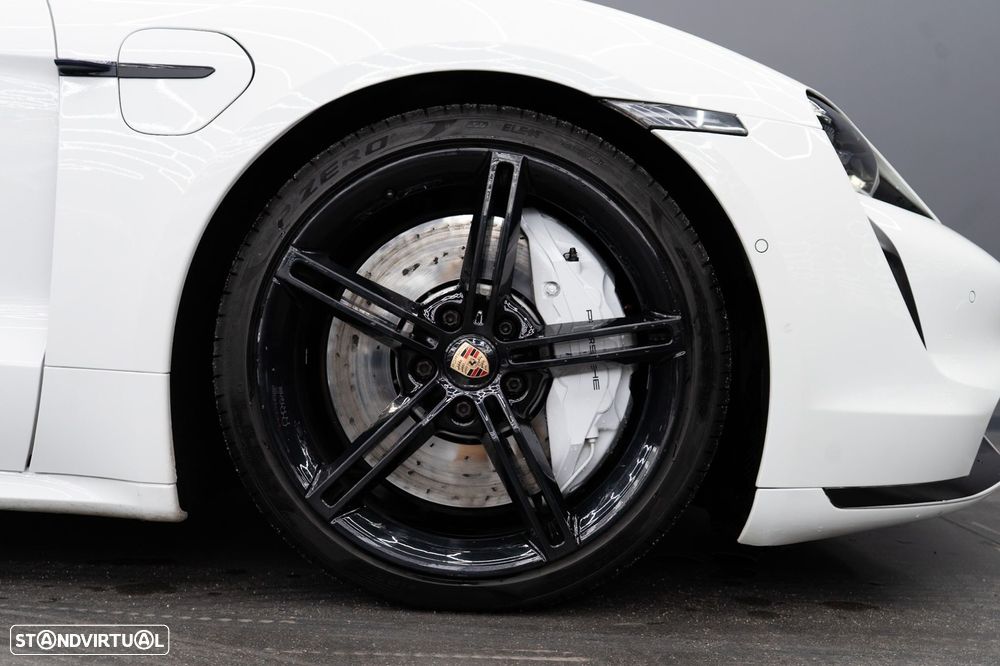 Porsche Taycan Turbo - 12