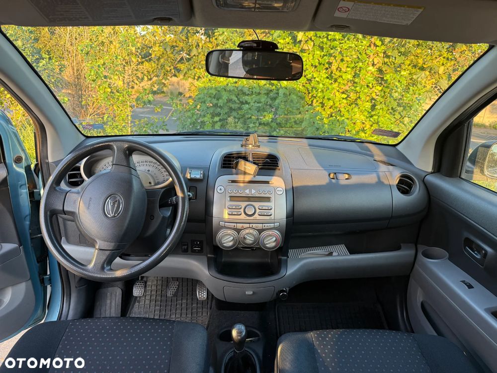 Daihatsu Sirion 1.0 - 7