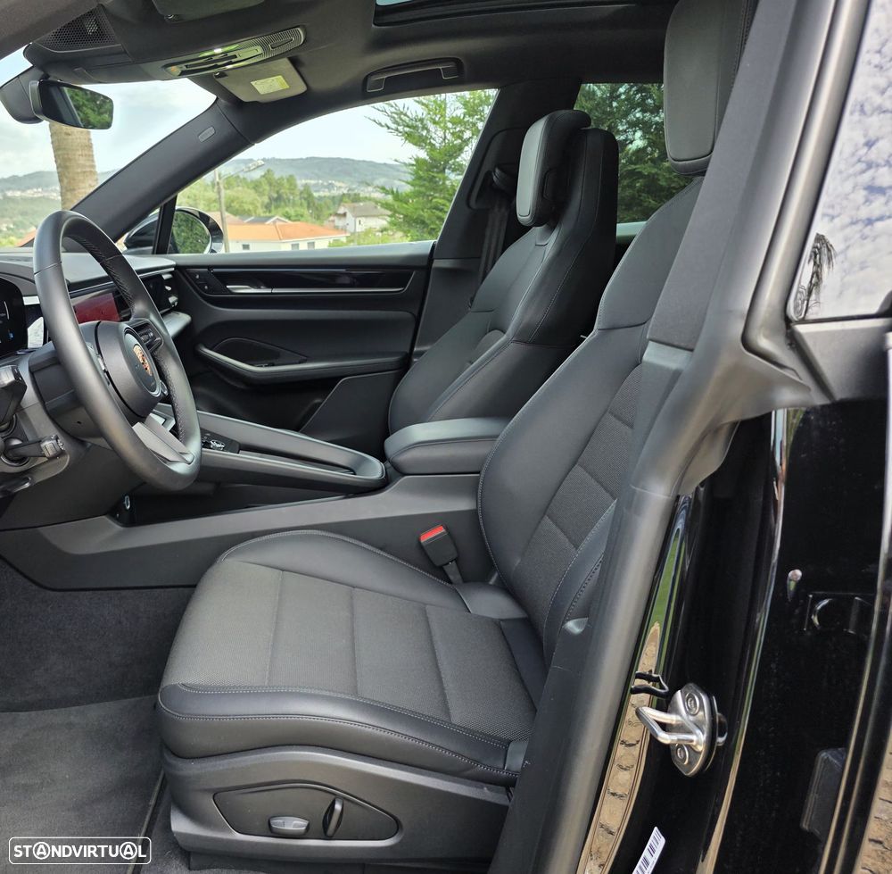 Porsche Macan Electric 4 - 18