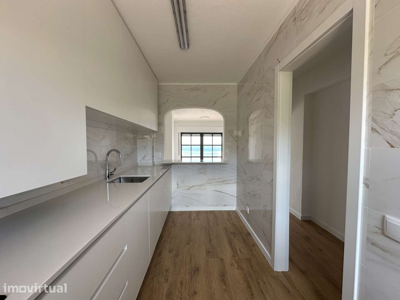 Apartamento T2 totalmente renovado com vista mar em primeira linha - Grande imagem: 5/18