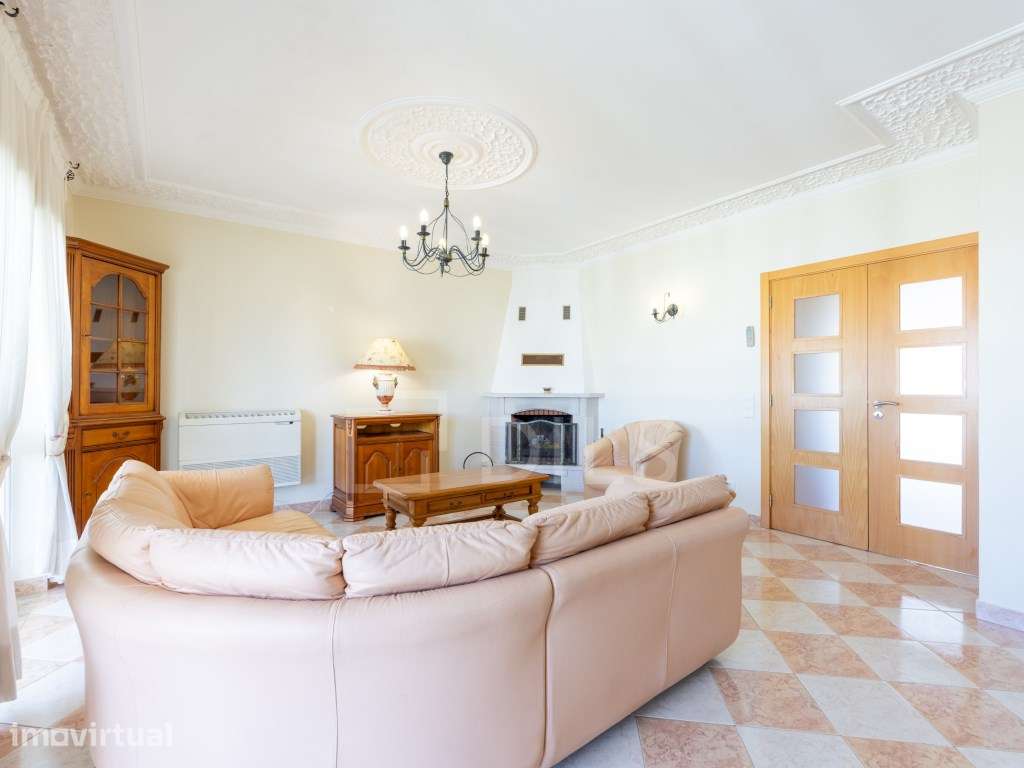 Apartamento T4 em Quarteira com terraço e lareira, junto à praia