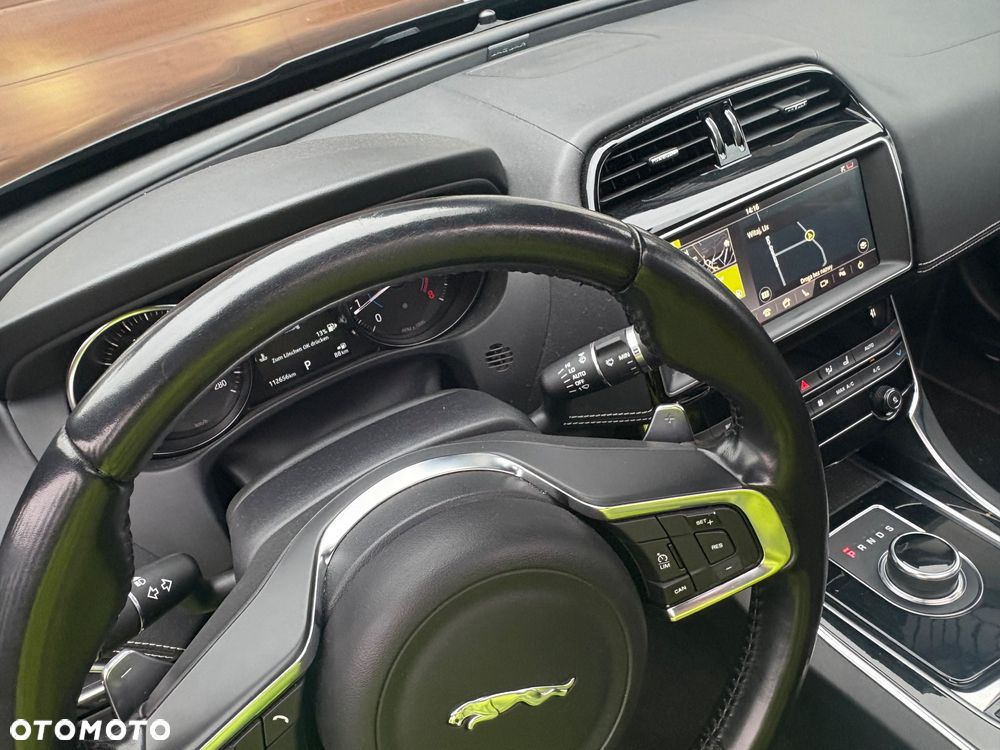 Jaguar XE 25t R-Sport - 36