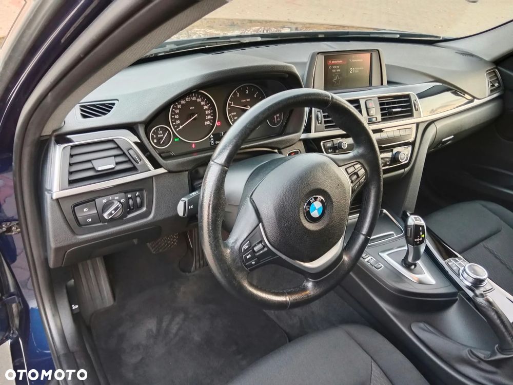 2019 BMW Seria 3, photograph 5