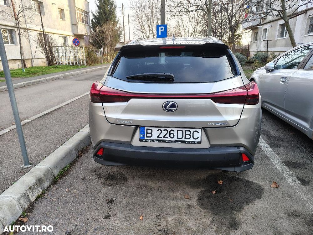 Lexus UX 250h Launch Edition - 4