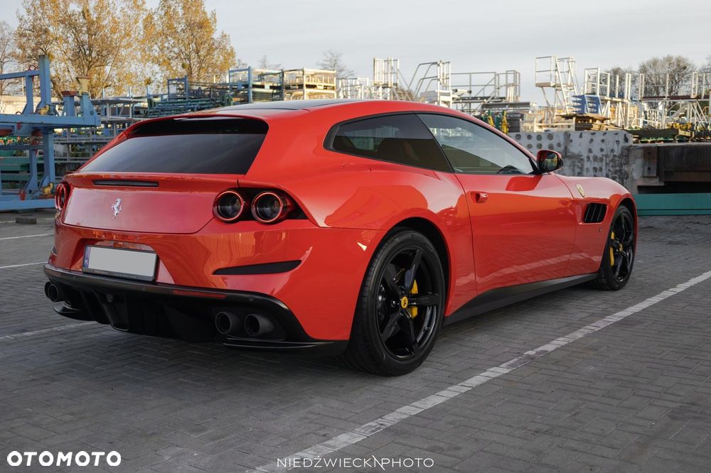 Ferrari GTC4Lusso - 25