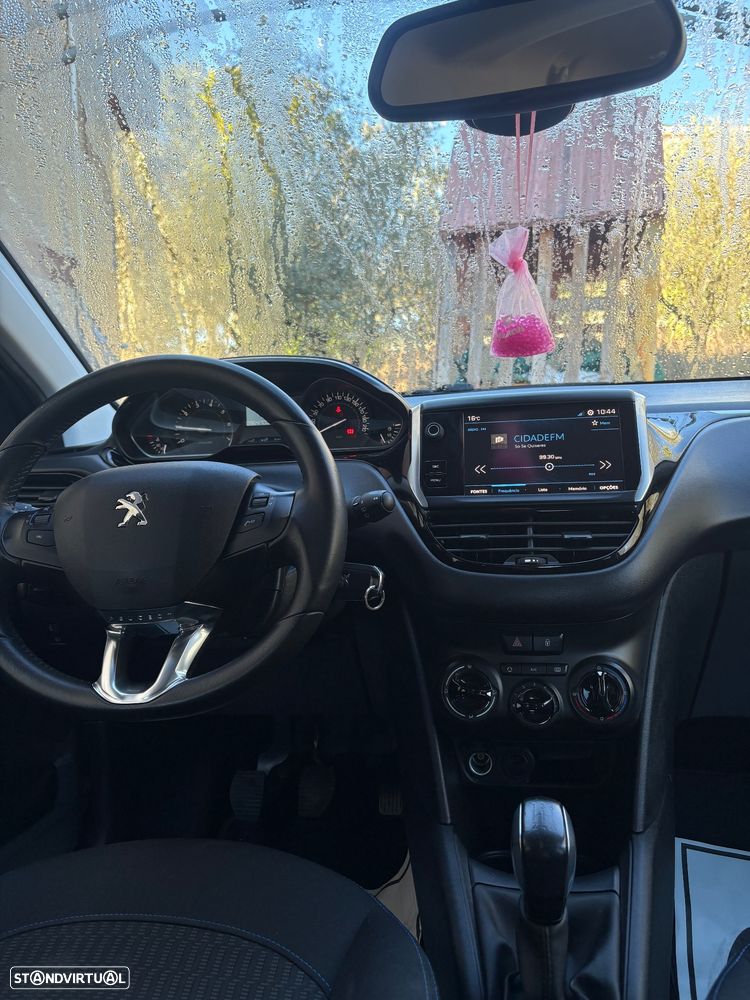 Peugeot 208 1.2 PureTech Signature - 18