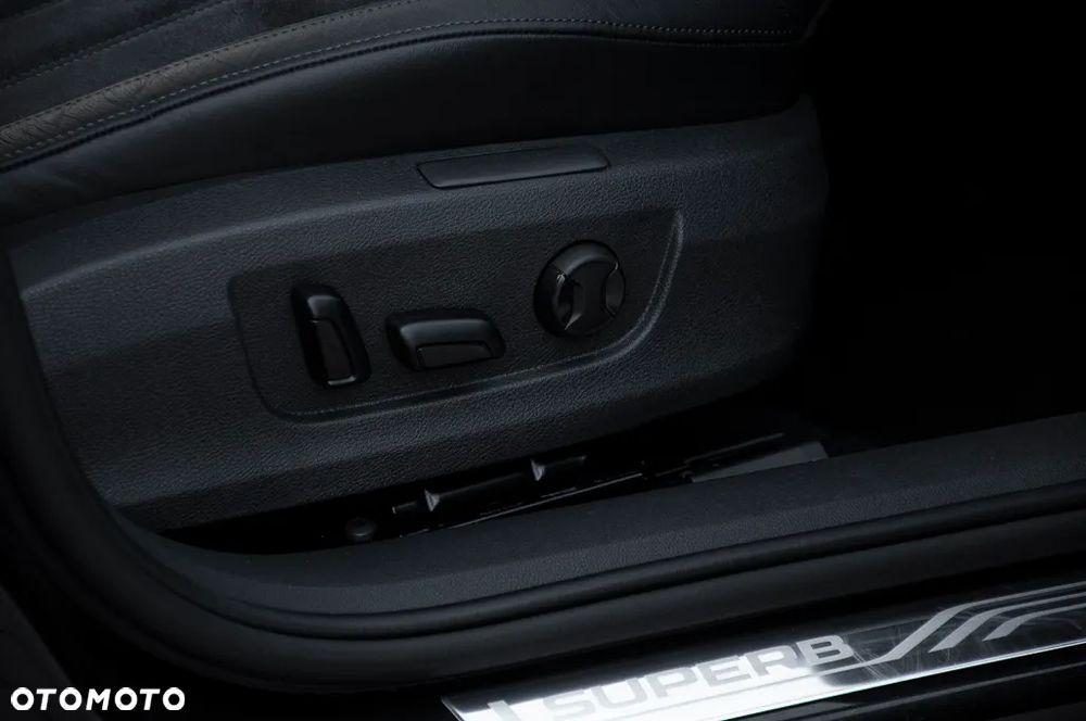 Skoda Superb 2.0 TDI DSG Ambition - 38