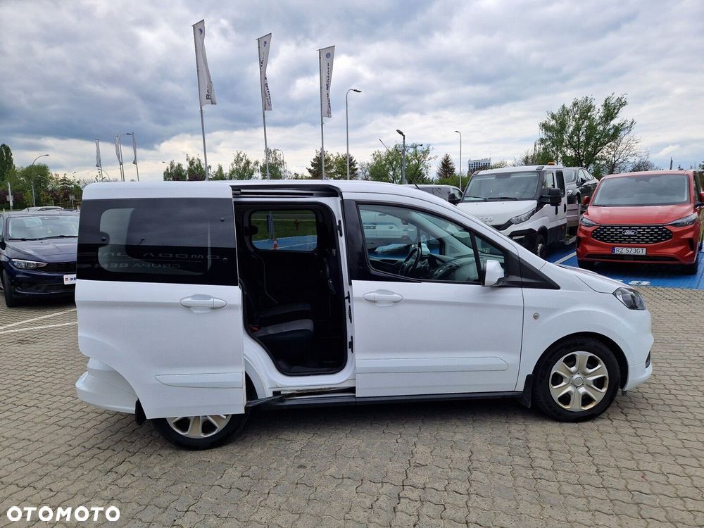 Ford Transit Courier - 10