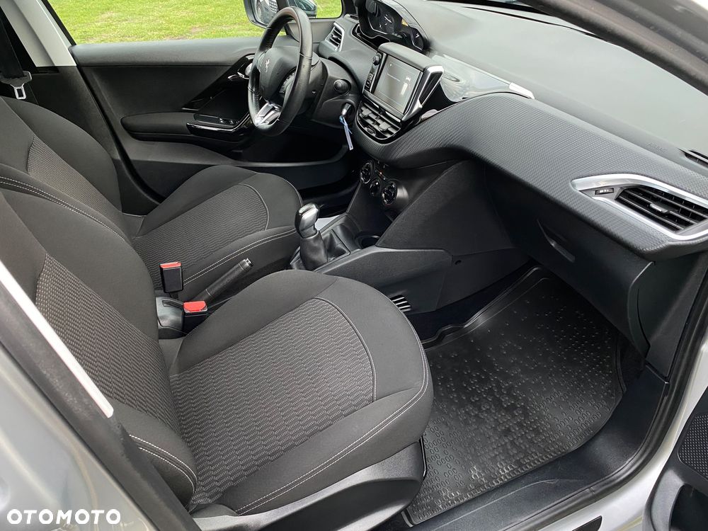 Peugeot 208 - 8