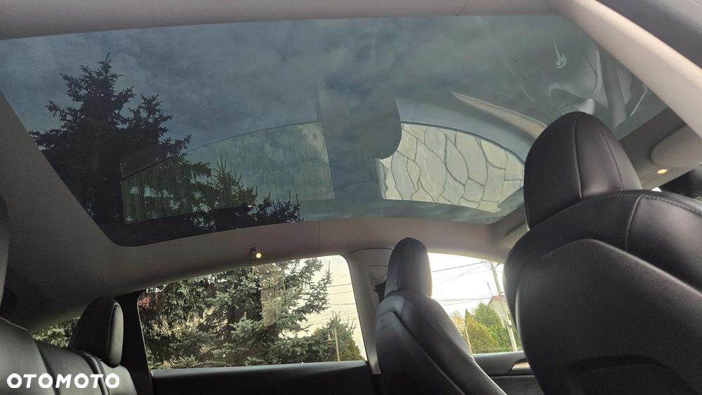 Tesla Model Y Long Range Dual Motor AWD - 13