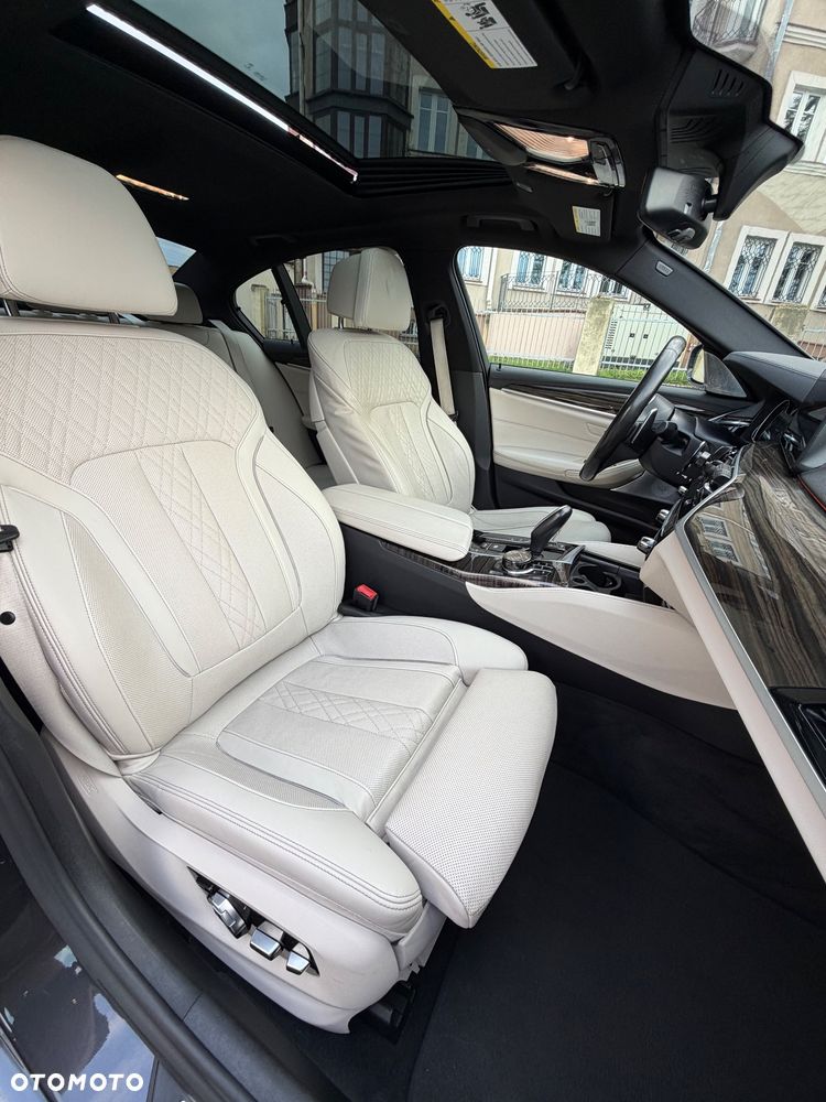 BMW Seria 5 M550i xDrive - 23