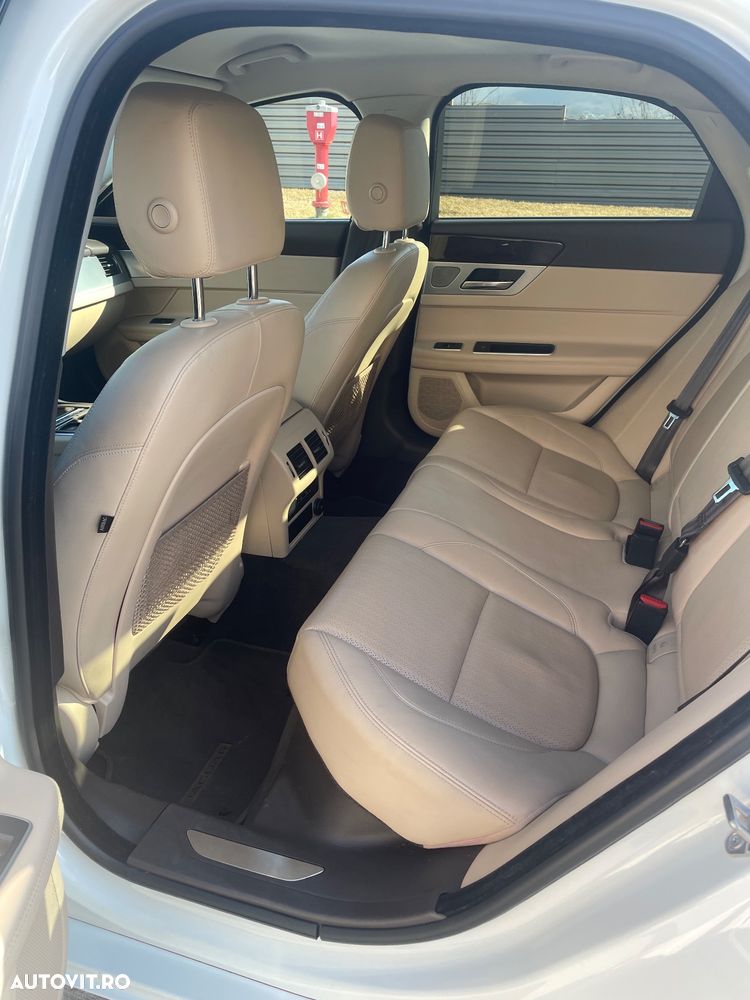 Jaguar XF 20d AWD Portfolio - 5