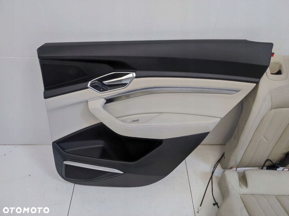 wnętrze fotele kanapa boczki tapicerka tunel środkowy eu audi q8 e-tron - 15