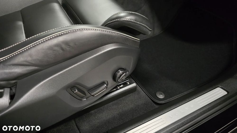 Volvo XC 60 B4 D Plus Dark - 16