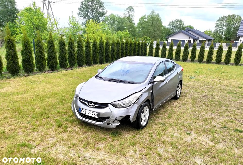 Hyundai Elantra - 2