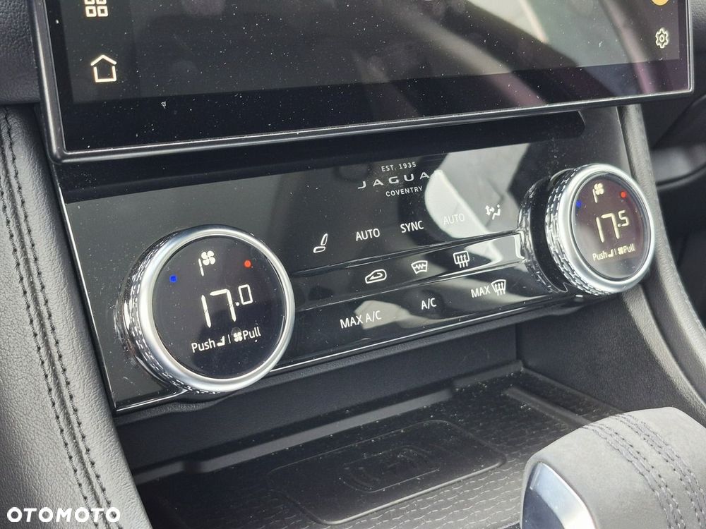 Jaguar F-Pace P250 AWD SE - 40