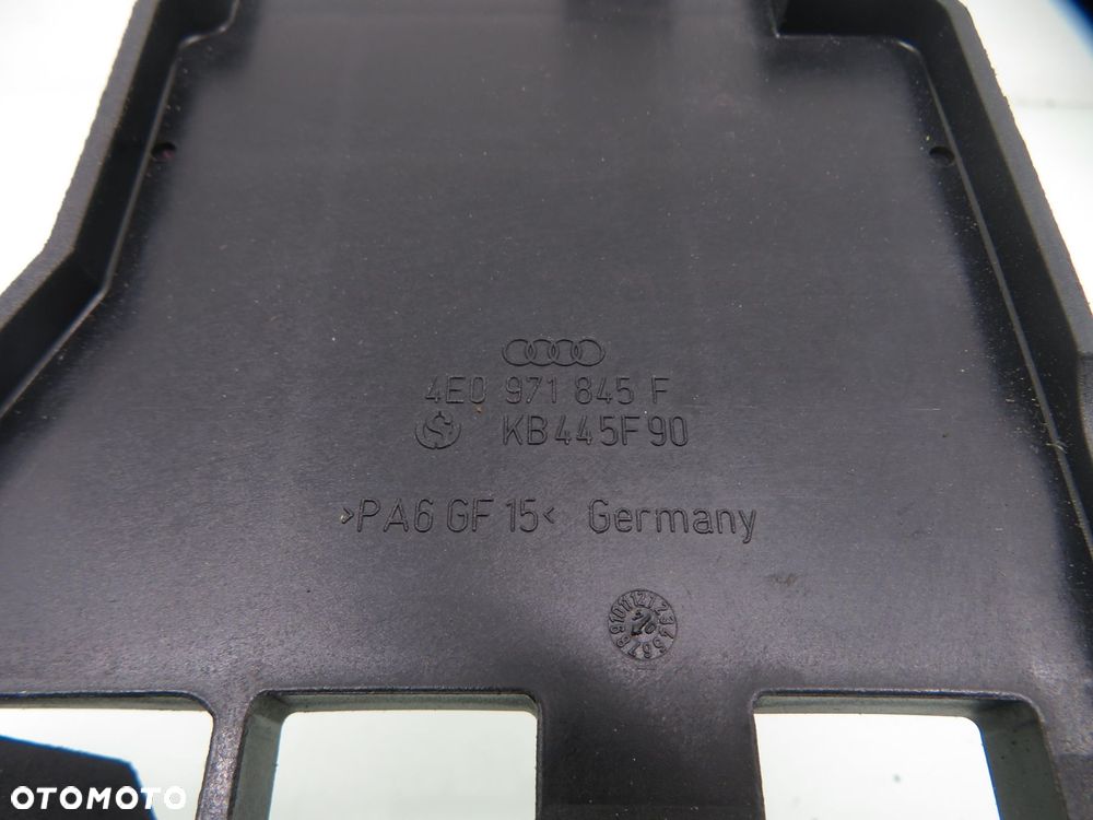 SKRZYNKA BEZPIECZNIKÓW AUDI A8 D3 4E0971845F - 3