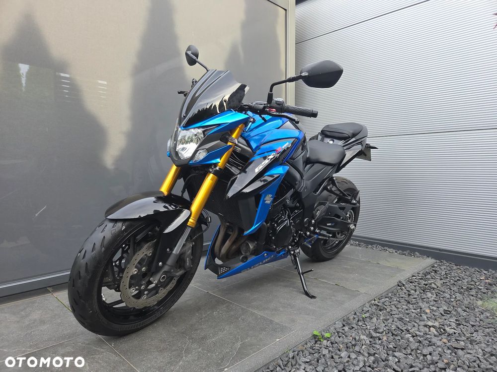 Suzuki GSX - 12
