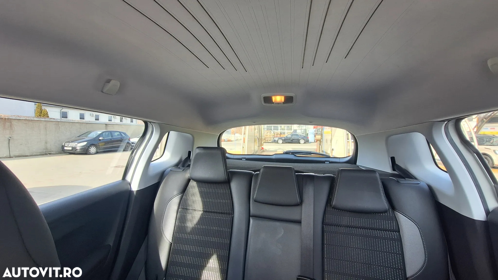 Peugeot 2008 1.2 L PureTech Turbo S&S Allure - 19