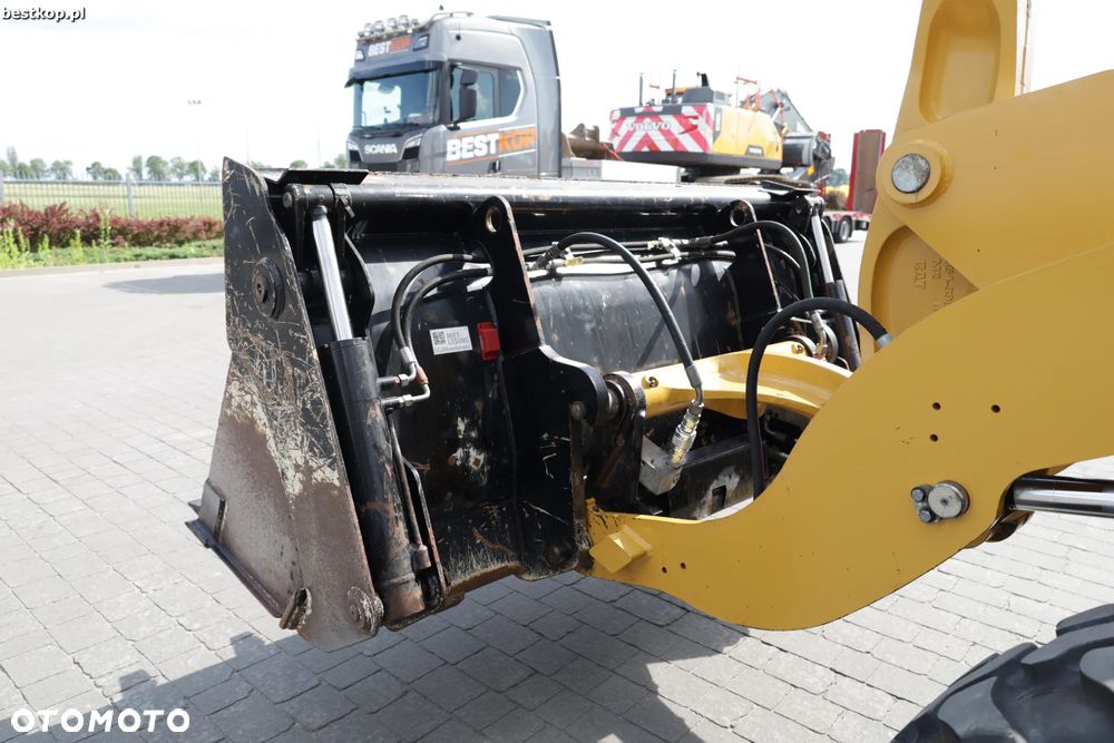Caterpillar CAT 906M - 15