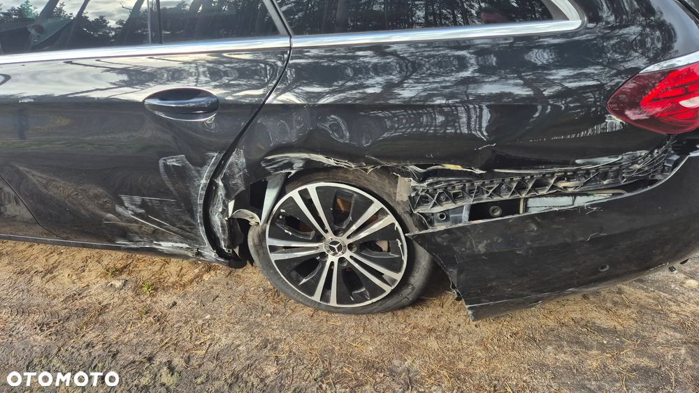 Mercedes-Benz Klasa E 220 d 4Matic T 9G-TRONIC Avantgarde - 4