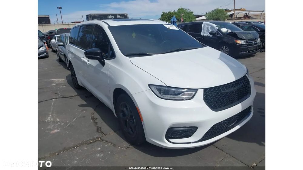 Chrysler Pacifica - 1