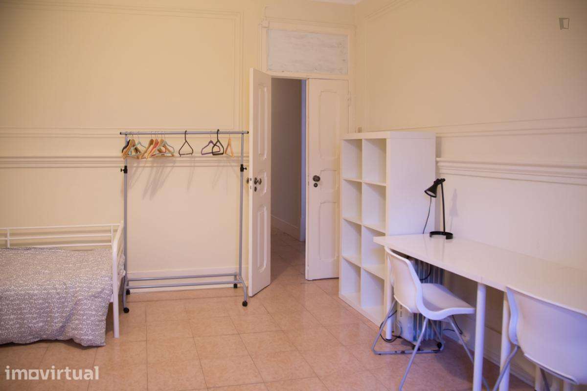Quarto - localizado em São Sebastião Lisbon - Grande imagem: 5/17