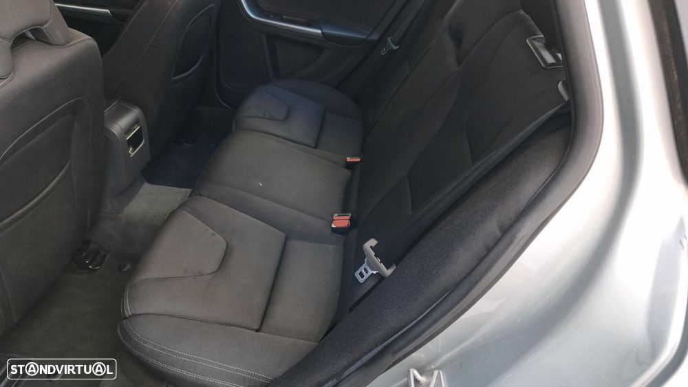 Volvo V60 2.0 D2 Momentum Drive - 8