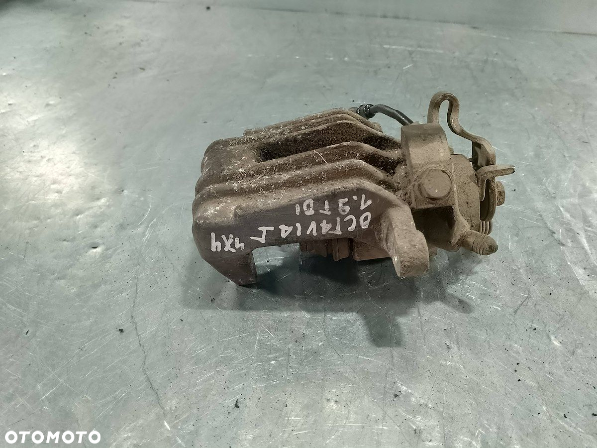 ZACISK HAMULCOWY PRAWY TYŁ 4X4 OCTAVIA I LIFT 1.9 - 2