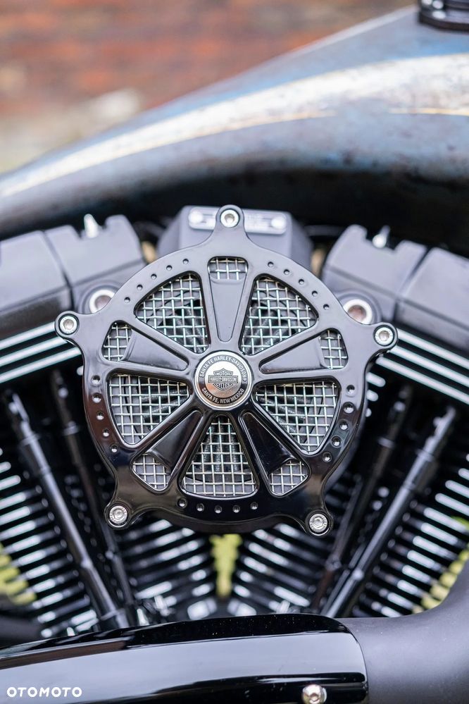 Harley-Davidson Softail Breakout - 28