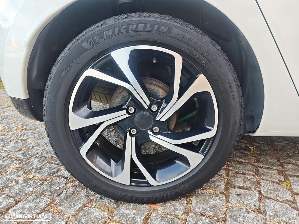 Renault Clio 1.2 16V 75 LIMITED - 26