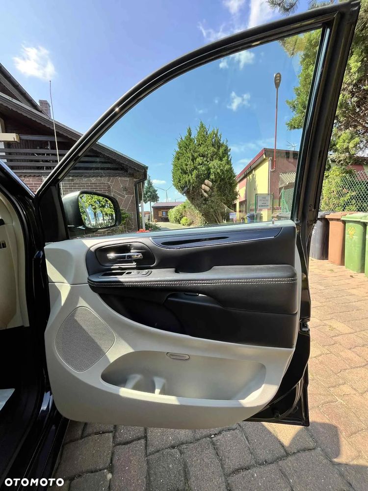 Chrysler Town & Country 3.6 Limited - 25