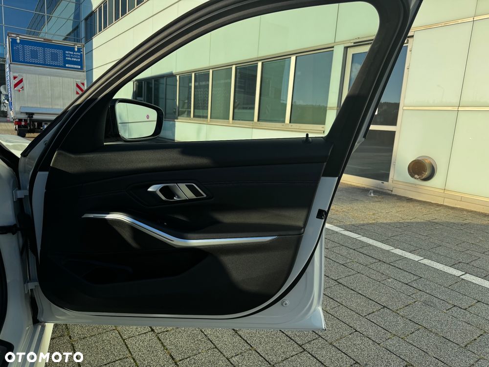 BMW Seria 3 318i M Sport - 9