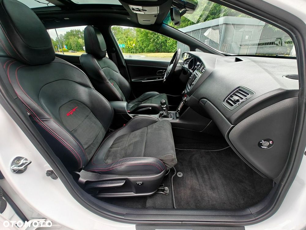 Kia Ceed - 32